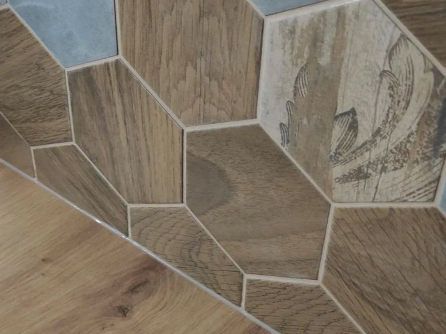 Укладка Керамогранита на кухонный фартук на Комендантском пр. 2