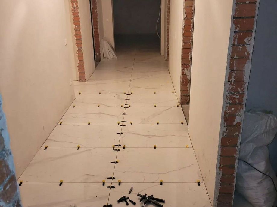 Укладка керамогранита на пол в Янино 2