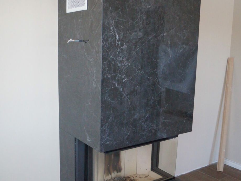 Облицовка камина крупноформатным керамогранитом в Коммунаре