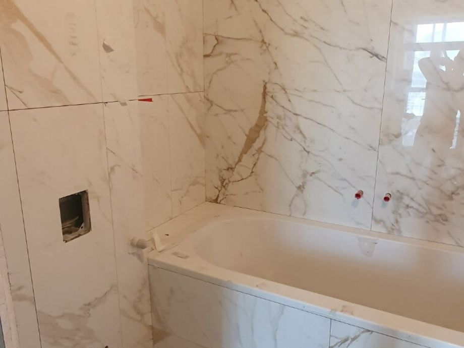 Укладка крупноформатного керамогранита в санузле на  ул. Полозова 2