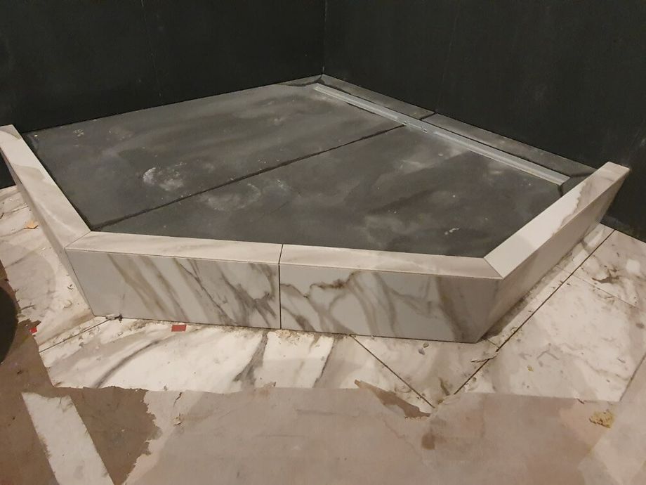 Укладка крупноформатного керамогранита в санузле на ул. Полозова