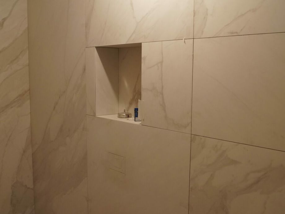 Укладка крупноформатного керамогранита в санузле на загородном пр.  1