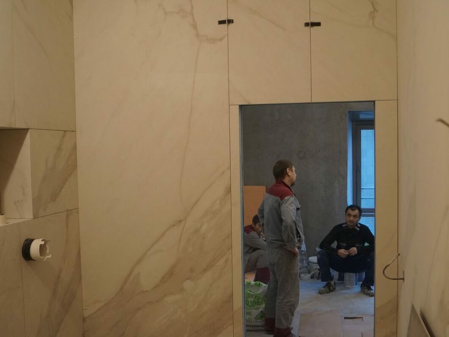 Укладка крупноформатного керамогранита в санузле на загородном пр. 2