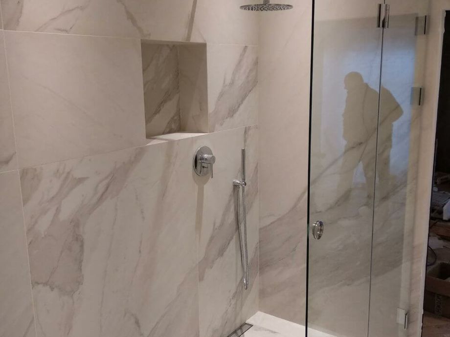 Укладка крупноформатного керамогранита в санузле на загородном пр.  5