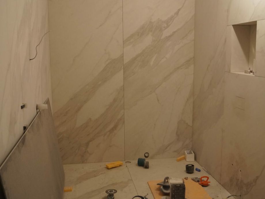 Укладка крупноформатного керамогранита в санузле на загородном пр.