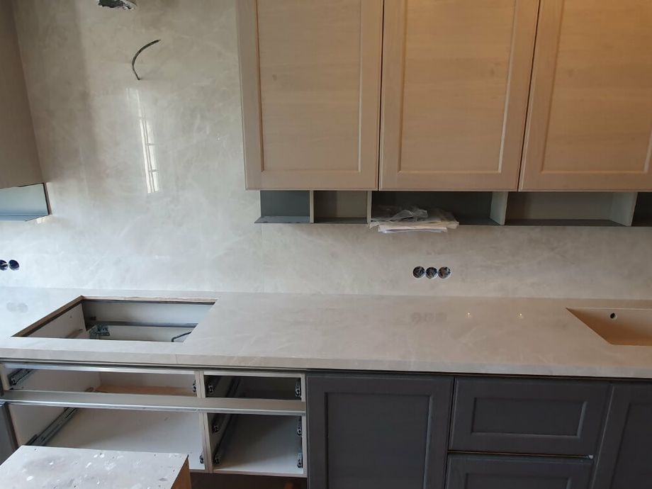 Укладка крупноформатного керамогранита на кухонный фартук в Пушкине 3