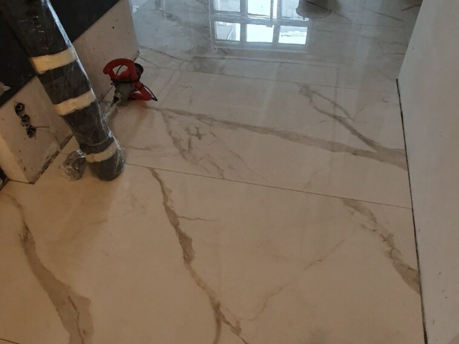 Укладка крупноформатного керамогранита на пол на Аптекарском пр. 3